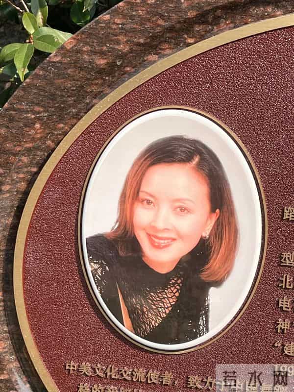 周洁上海墓地现状曝光！鲜花环绕很讲究，三个标志与李媛媛差别大