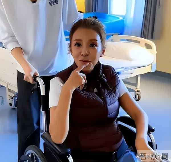 央视主持人聚会,朱迅面容憔悴瘦成皮包骨,鞠萍面色红润很富态