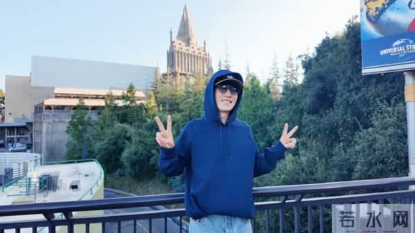 出席活动“死装死装”的,一到好莱坞就露馅,就很朱一龙啊