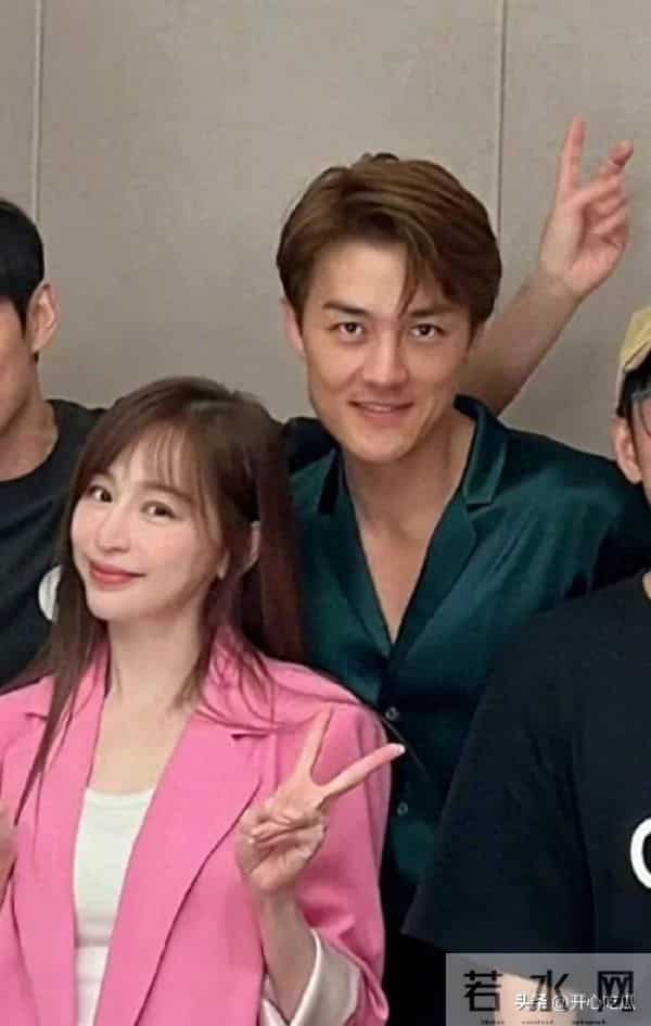 王心凌和吴克群约会被拍,两人穿情侣装逛街吃饭,恋情曝光太甜了