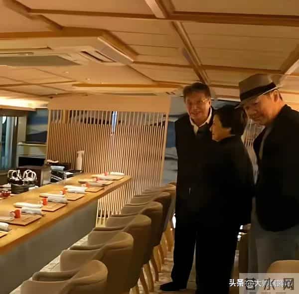 70岁张国立携妻子与友人聚餐，头顶白发老态明显，邓婕气质优雅