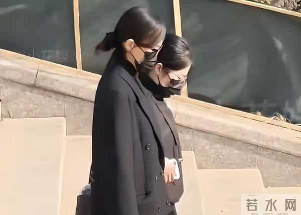 唐嫣穿黑色大衣出席公公的葬礼,罗晋和她互动正常,傅程鹏来帮忙
