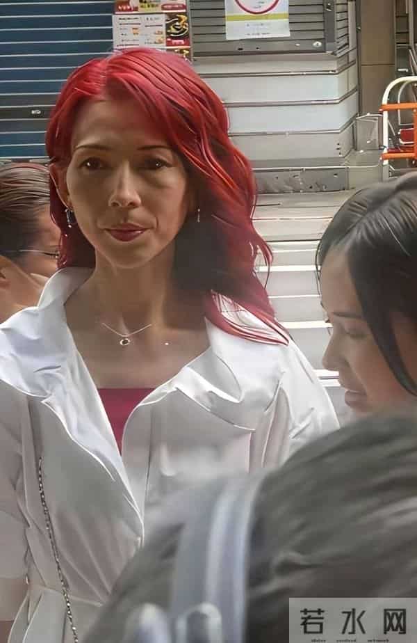 落地凤凰不如鸡？52岁蔡少芬为钱奔波瘦脱相，被王晶嘲讽不上进