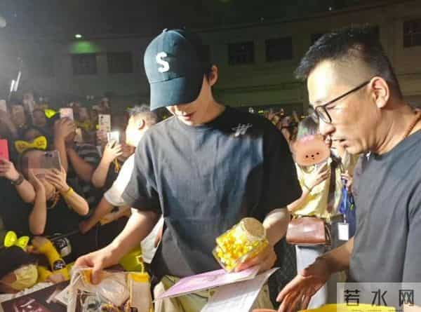 刘宇宁直播时被私生打电话