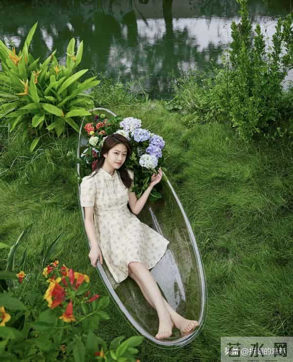 向涵之，裙装美腿，甜美的少女感。