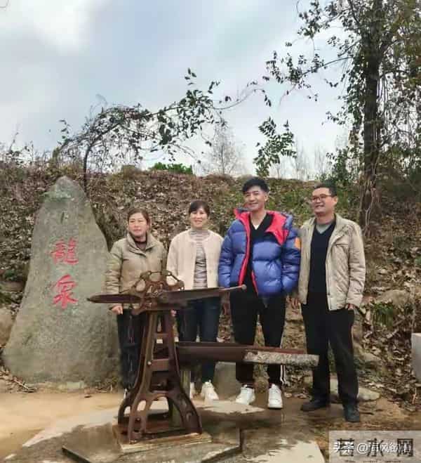 程莉莎随郭晓东回农村,穿3万大衣喊冷,吃烤地瓜笑得比谁都甜