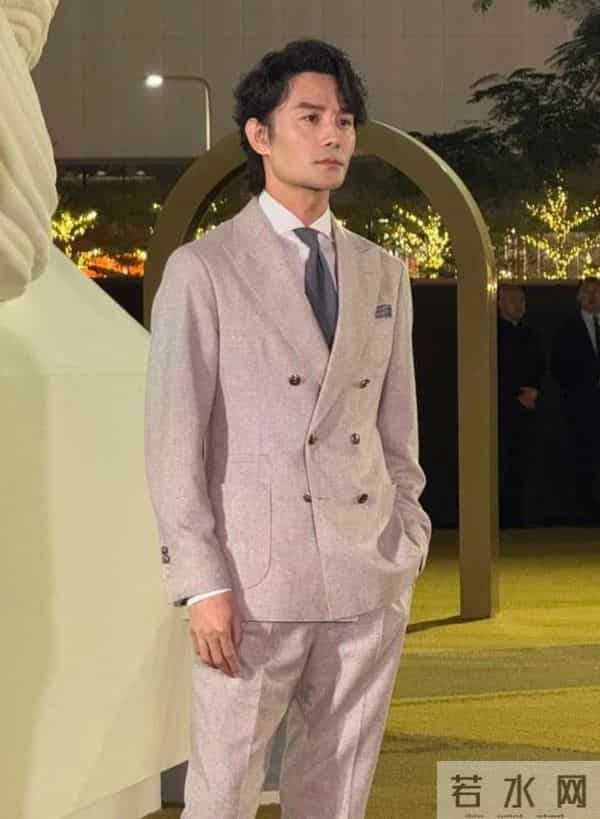 深圳这一天，胡静嫩了，童瑶又飒又美，却被罕见露面的王凯惊艳了