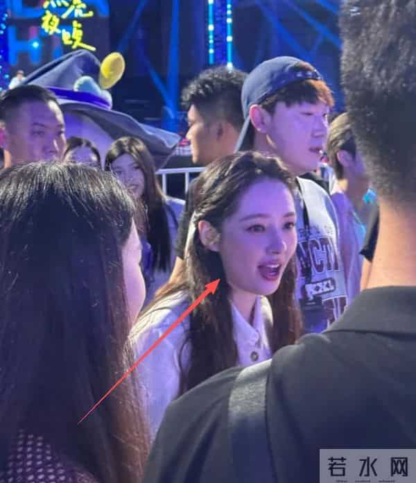 郭碧婷带俩娃逛街，生图嘴凸身材下垂一脸苦相，儿子倒地不起淘气