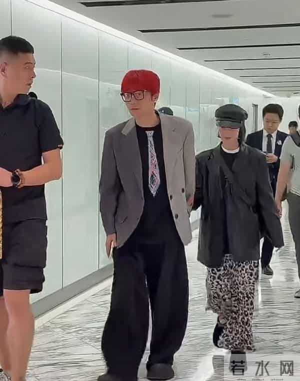 李荣浩杨丞琳悉尼又被偶遇,两人牵手秀恩爱,杨丞琳特别小鸟依人