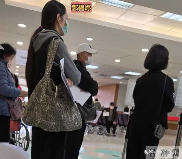 41岁郭碧婷近照曝光!独自带孩子出街面容憔悴,嫁入豪门照样受累