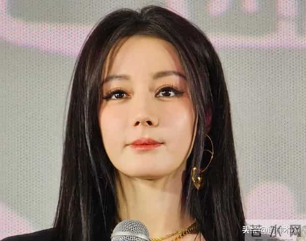迪丽热巴最新露面状态差，脸部浮肿被质疑医美，浓妆难掩疲态