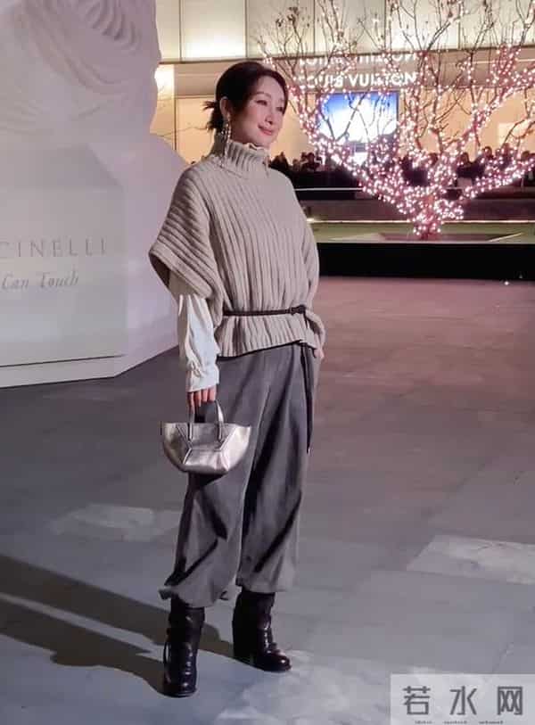 深圳这一天，胡静嫩了，童瑶又飒又美，却被罕见露面的王凯惊艳了