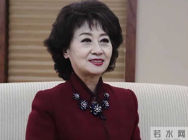 她是央视著名主持人,退休8年被央视返聘,今74岁被誉为最美姥姥