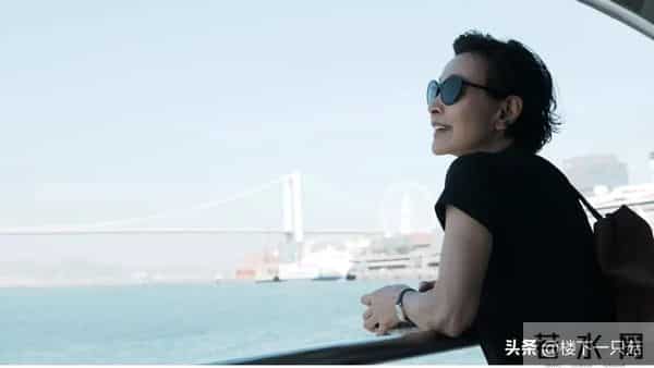 64岁陈冲游鼓浪屿 黑T配牛仔裤喝咖啡 素颜不医美 优雅老去好洒脱