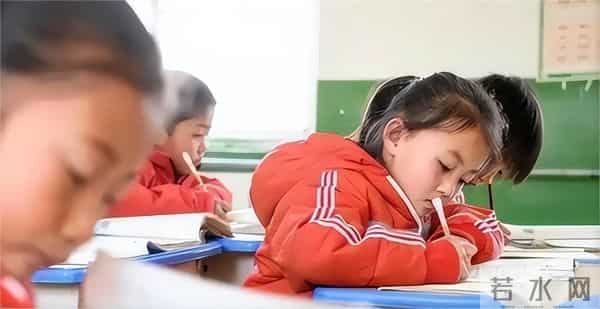 事实证明，拒绝百万签约“微笑女孩”，如今过得比明星还安稳