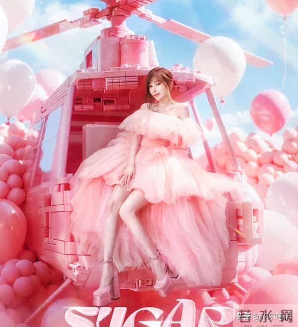 王心凌吴克群被偶遇，带同款项链穿情侣衣，男方人到中年体态拉跨