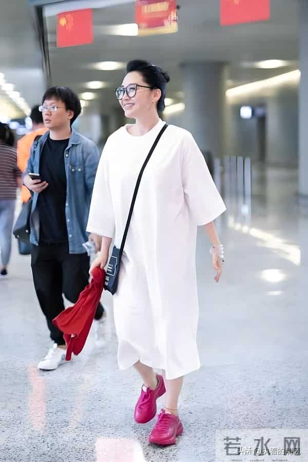许晴56岁了,机场穿搭不露背不露腰,普通人25岁都难以打造这状态