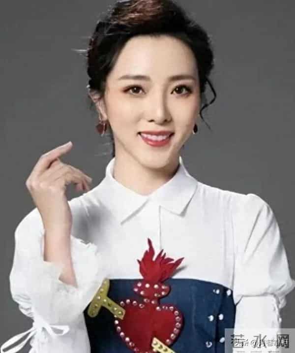 看破不说破，离开央视拼命赚钱的李思思，如今已走上了另一条道路