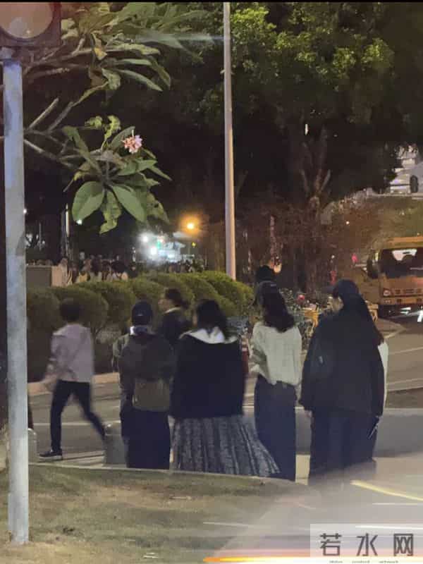 章若楠广州被偶遇，本人好美好漂亮元气十足，脸小超级有气质呀！