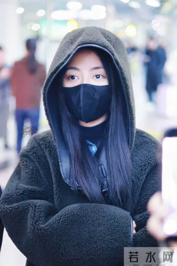 谭松韵今日上班路透，侧马尾麻花辫造型好青春甜美，太可爱了吧！