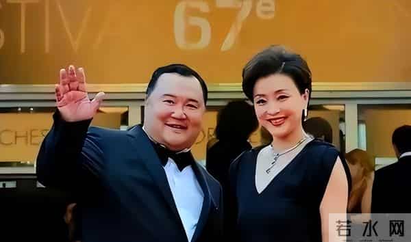 他是杨澜的儿子,长相像复制粘贴,身高1米85,高大帅气