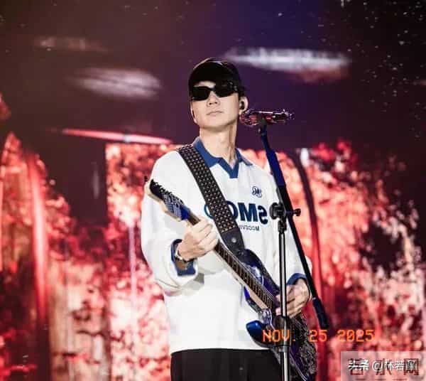 林俊杰与女友穿情侣装现身洛杉矶,疑陪女友过24岁生日,粉丝破防