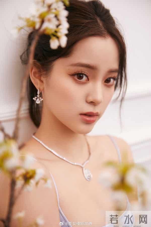 欧阳娜娜淡蓝吊带裙