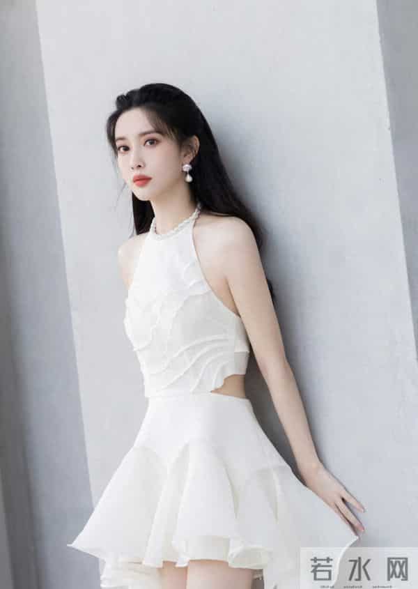 孟子义 露背短裙