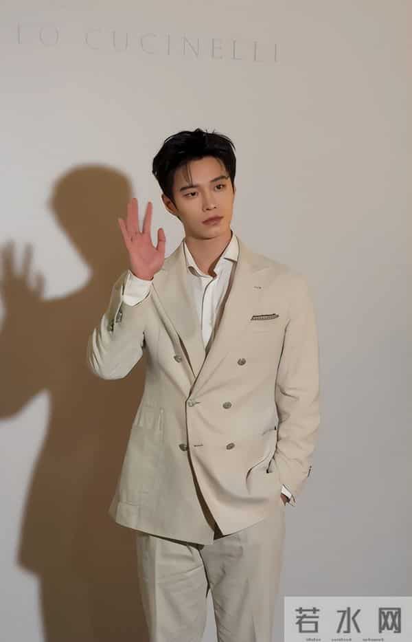 深圳这一天，胡静嫩了，童瑶又飒又美，却被罕见露面的王凯惊艳了