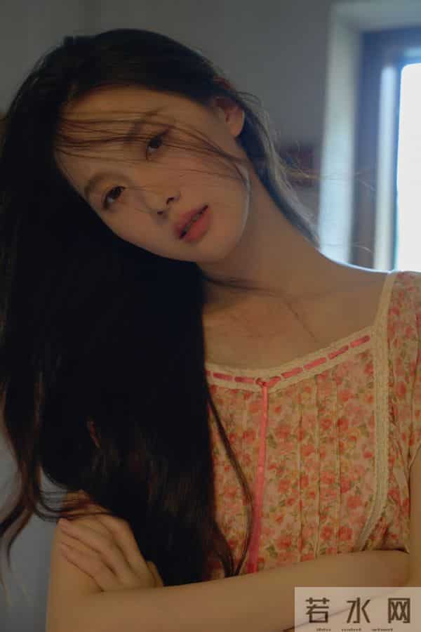 主持人李瑜居家私房写真,纯欲迷人