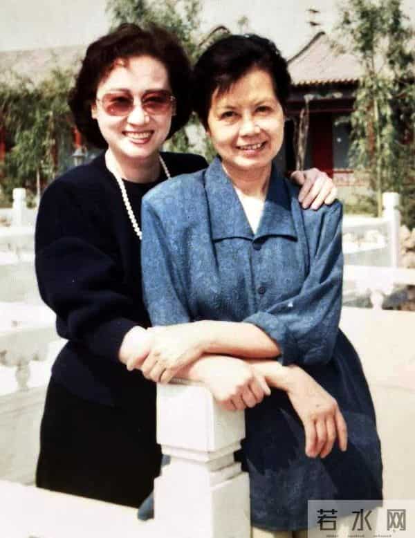 她是央视著名主持人,退休8年被央视返聘,今74岁被誉为最美姥姥