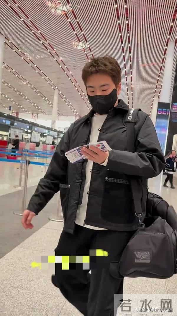 梁靖崑出发成都混团世界杯机场照,穿黑色中式棉服,发型帅酷有型