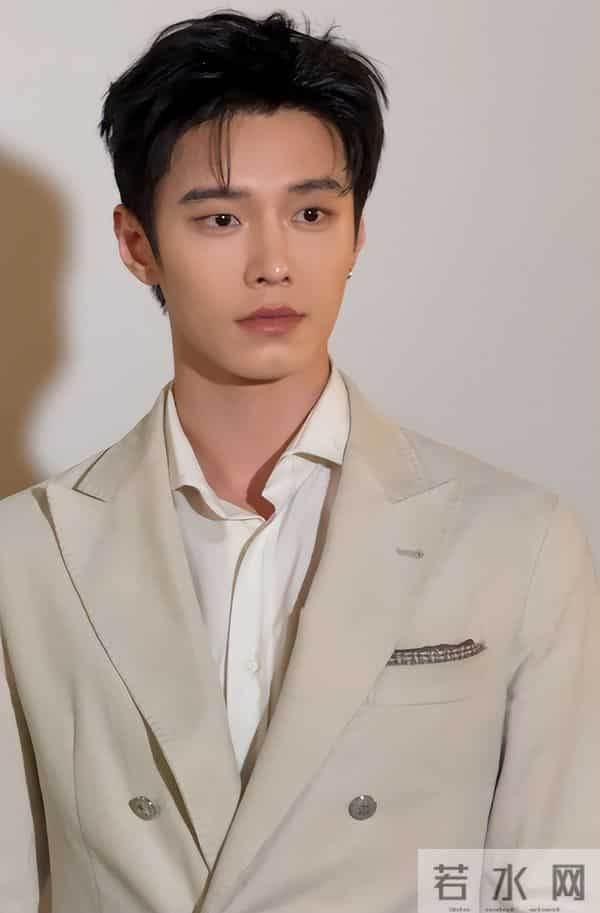 深圳这一天，胡静嫩了，童瑶又飒又美，却被罕见露面的王凯惊艳了