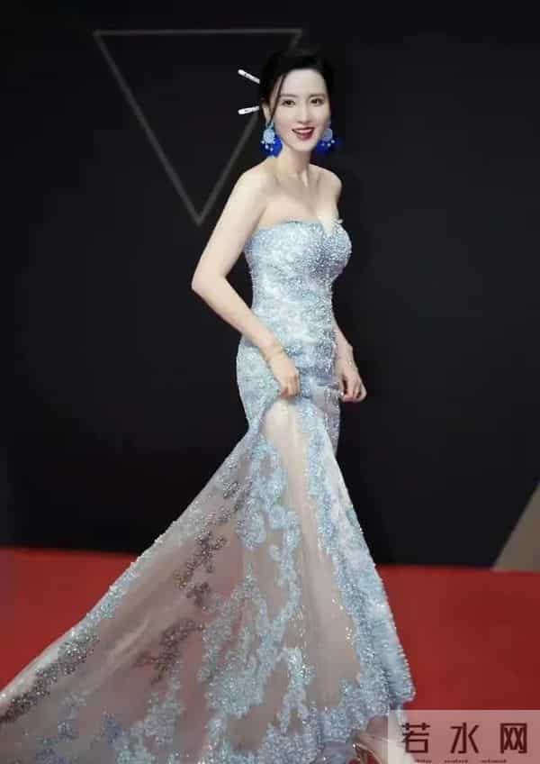 张萌 ,胸腰比太逆天了,抹胸造型性感妖娆,网友:太火辣了!