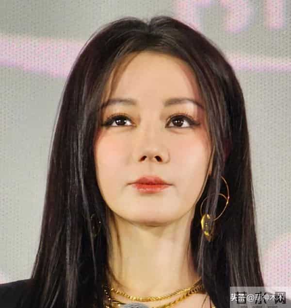 迪丽热巴最新露面状态差，脸部浮肿被质疑医美，浓妆难掩疲态