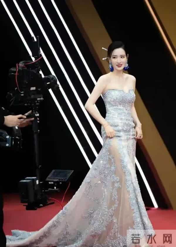 张萌 ,胸腰比太逆天了,抹胸造型性感妖娆,网友:太火辣了!