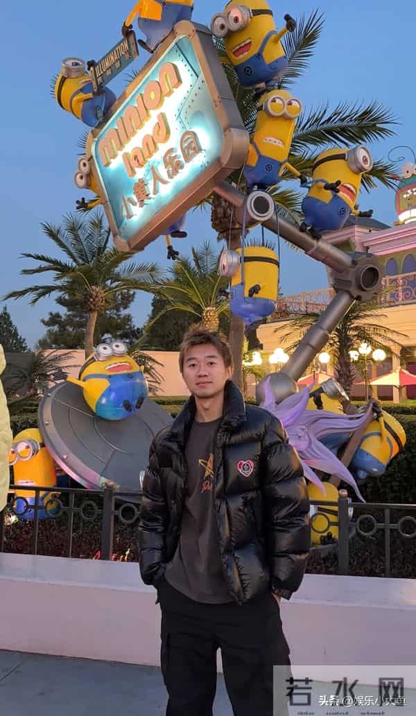 赵子豪打卡北京环球影城,穿黑羽绒服双手插兜好帅 网友-带上东哥