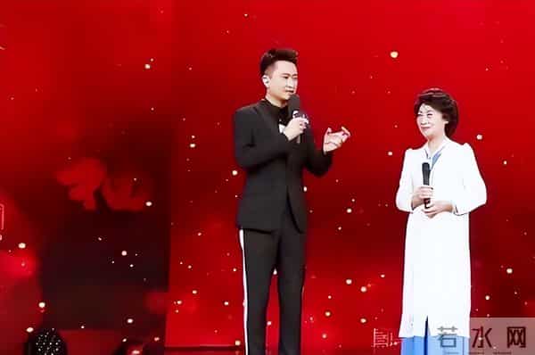 她是央视著名主持人,退休8年被央视返聘,今74岁被誉为最美姥姥