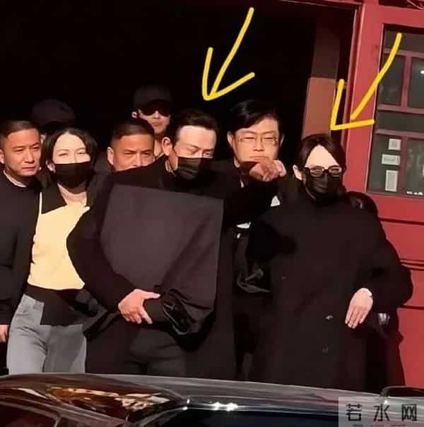 唐嫣现身罗晋父亲葬礼,两人并排走招待宾客,此前两人被传婚变