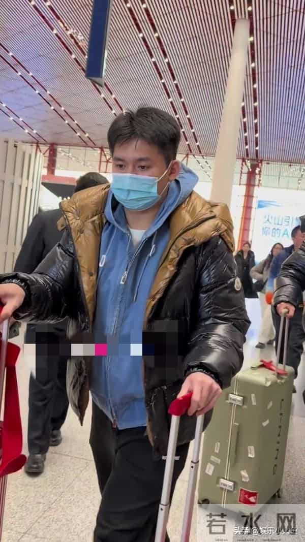 林诗栋北京机场出发成都混团世界杯，穿黑色亮面羽绒帅气十足！