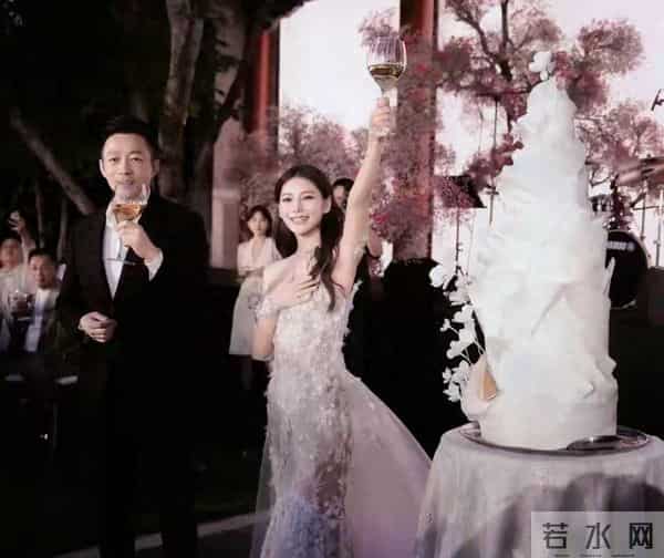 马筱梅怀孕胖了20斤,汪小菲高兴的合不拢嘴,走机场全程紧盯娇妻