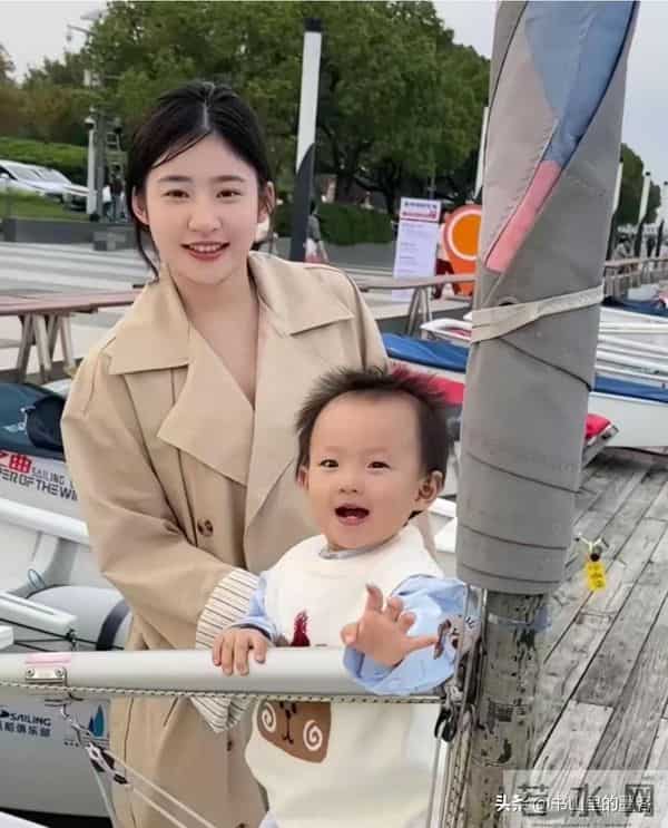 王思聪前女友官宣恋情,男方出手阔绰是富二代,难怪送闪闪回老家