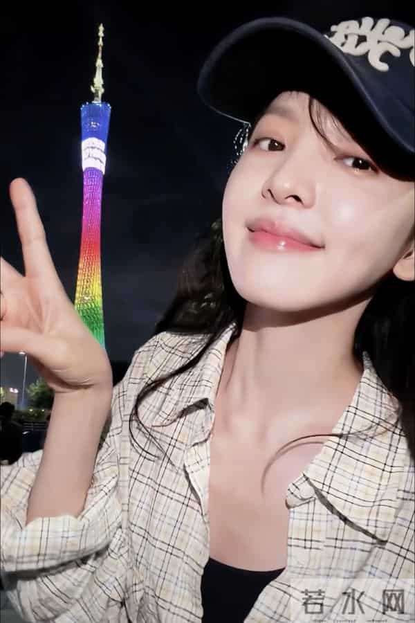 章若楠广州被偶遇，本人好美好漂亮元气十足，脸小超级有气质呀！