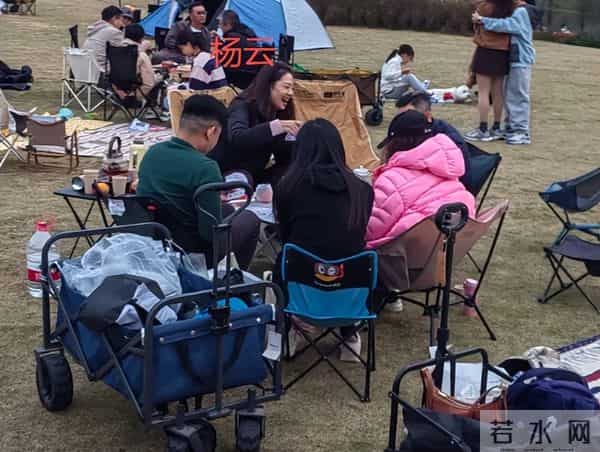 杨威一家武汉露营被偶遇,杨云面黄唇白气色差,低调看房欲买豪宅