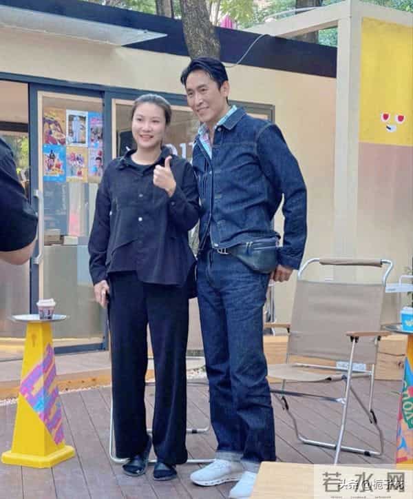 57岁TVB男星马德钟在广州喝咖啡被偶遇，他身材很有型，皮肤黝黑