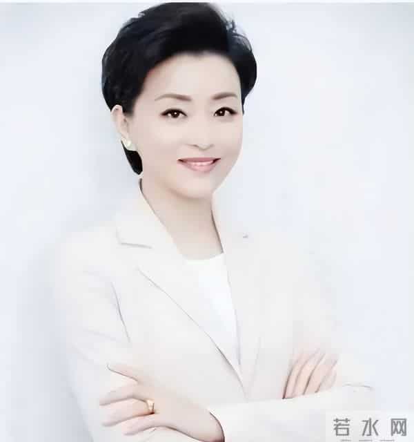 他是杨澜的儿子,长相像复制粘贴,身高1米85,高大帅气