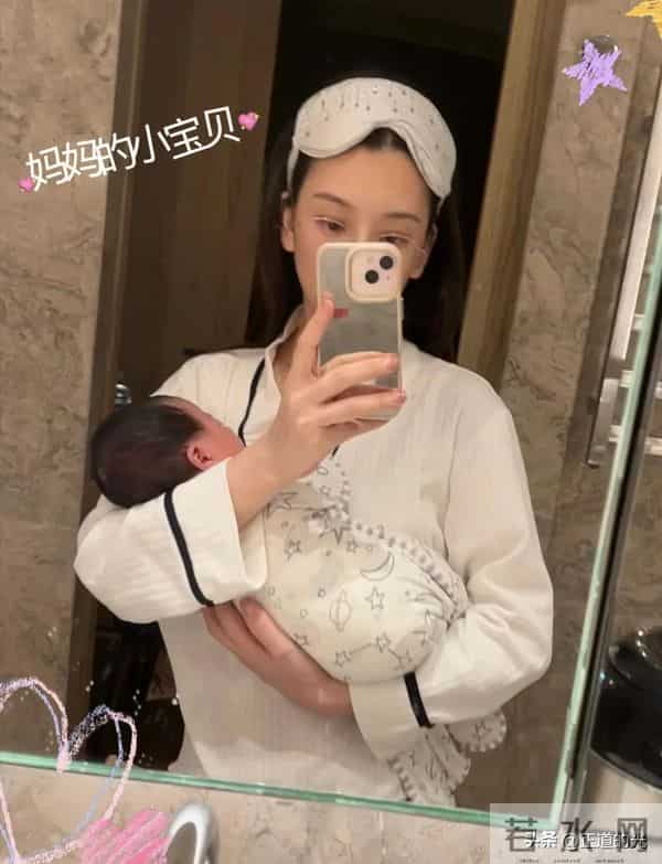 方媛晒三胎女儿满月照 自夸产后皮肤好 小腹平坦 女儿脚长能长到1米7