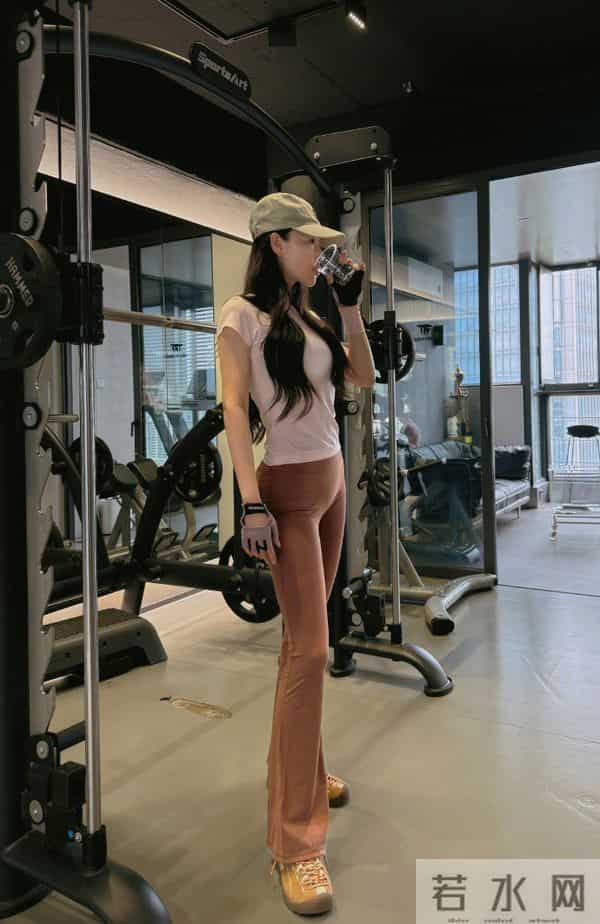 张馨予健身状态绝了，紧身衣勾勒好身材，素颜嫩到发光。