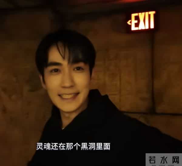 出席活动“死装死装”的,一到好莱坞就露馅,就很朱一龙啊