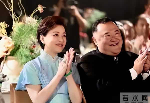 他是杨澜的儿子,长相像复制粘贴,身高1米85,高大帅气